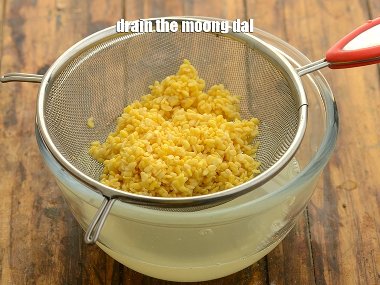 Step 7 – <p><span style="background-color:rgb(255,255,255);color:rgb(0,0,0);">Drain the moong dal.</span></p>