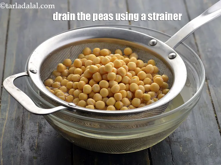 Step 6 – <p>For preparing the <strong>ragda</strong>, drain the peas using a strainer and discard the water.</p>