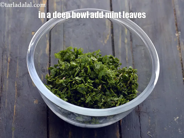 Step 29 – <p>For the stuffing of aloo patties, in a deep bowl, add the mint leaves.</p>