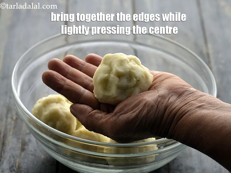 Step 40 – <p>Bring together the edges while lightly pressing the centre so that the filling does not …