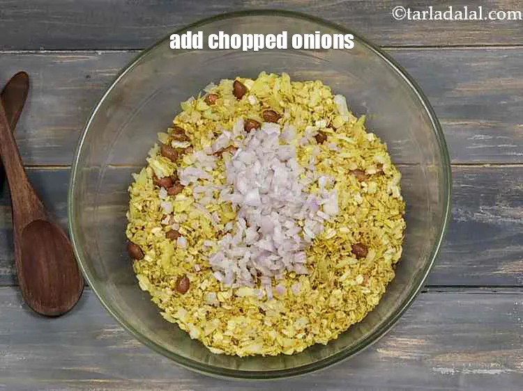 Step 11 – <p>Add the <span style="background-color:rgb(255,255,255);color:rgb(0,0,0);">1/4 cup finely </span><a href="https://www.tarladalal.com/glossary-onions-pyaz-pyaaz-kanda-548i#ing_2327"><u>chopped onion</u></a>.</p>