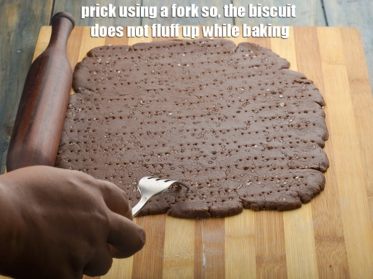 Step 5 – <p><span style="background-color:rgb(255,255,255);color:rgb(0,0,0);">Prick using a fork so, the biscuit does not fluff up while baking.</span></p>