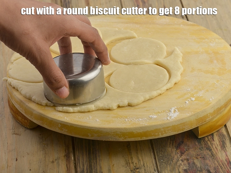 Step 6 – <p><span style="background-color:rgb(255,255,255);color:rgb(0,0,0);">Cut with a round biscuit cutter to get 8 portions.</span></p>