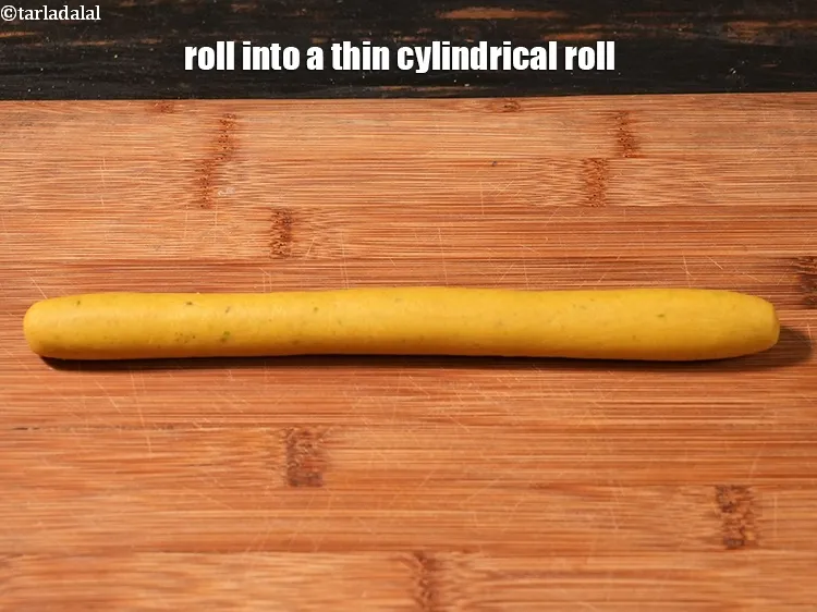 Step 14 – <p>Roll into a thin cylindrical roll.</p>