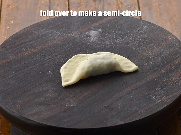 Step 9 – <p><span style="background-color:rgb(255,255,255);color:rgb(0,0,0);">Fold over to make a semi-circle.</span></p>
