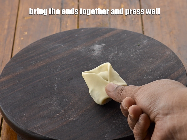 Step 10 – <p><span style="background-color:rgb(255,255,255);color:rgb(0,0,0);">Bring the ends together and press well.</span></p>