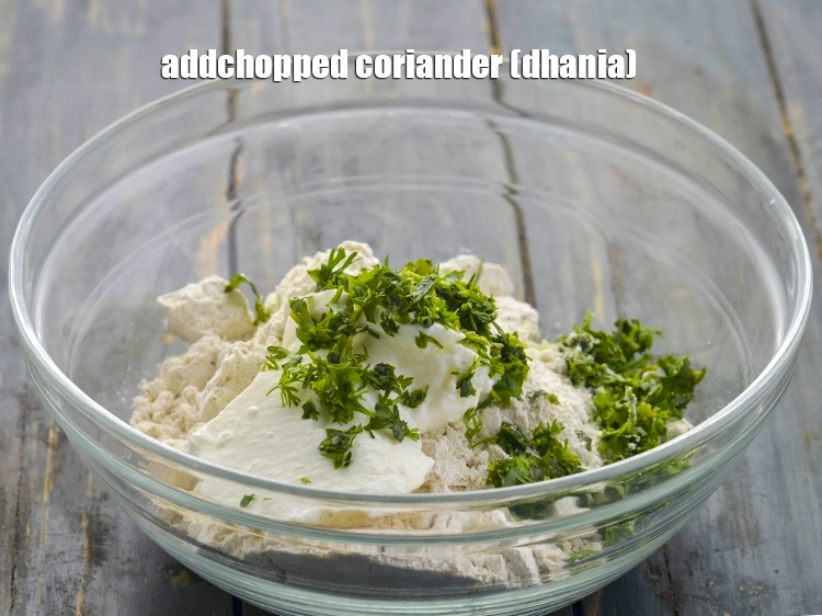 Step 6 – <p>Add the <span style="background-color:rgb(255,255,255);color:rgb(0,0,0);">1 tbsp </span><a href="https://www.tarladalal.com/glossary-coriander-dhania-kothmir-369i#ing_2365"><u>chopped coriander (dhania)</u></a>.</p>