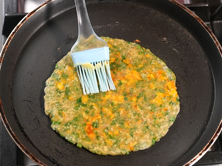 Step 6 – <p><span style="background-color:rgb(255,255,255);color:rgb(0,0,0);">Using a little </span><a href="https://www.tarladalal.com/glossary-oil-671i"><u>oil</u></a><span style="background-color:rgb(255,255,255);color:rgb(0,0,0);">.</span></p>