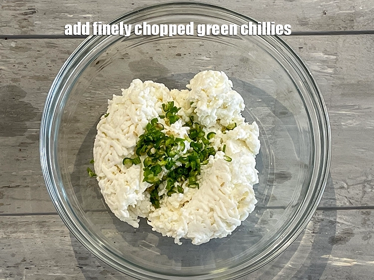 Step 3 – <p>Add <span style="background-color:rgb(255,255,255);color:rgb(0,0,0);">2 tsp finely </span><a href="https://www.tarladalal.com/glossary-green-chillies-hari-mirch-331i#ing_2388"><u>chopped green chillies</u></a>.</p>