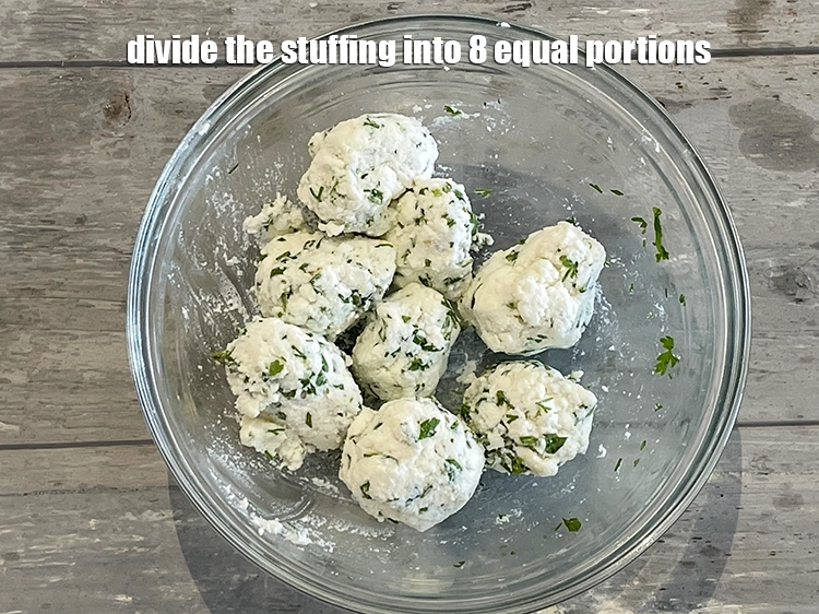 Step 9 – <p>Divide the stuffing into 8 equal portions and keep aside.</p>