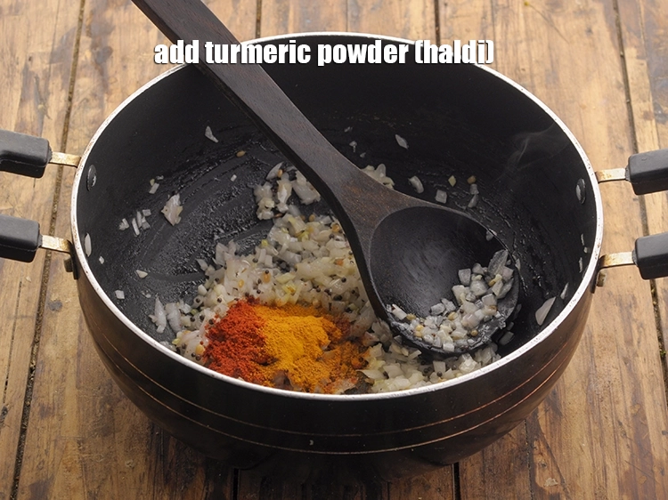 Step 26 – <p><span style="background-color:rgb(255,255,255);color:rgb(0,0,0);">Add 1/4 tsp </span><a href="https://www.tarladalal.com/glossary-turmeric-powder-haldi-645i"><u>turmeric powder (haldi)</u></a><u>.</u></p>