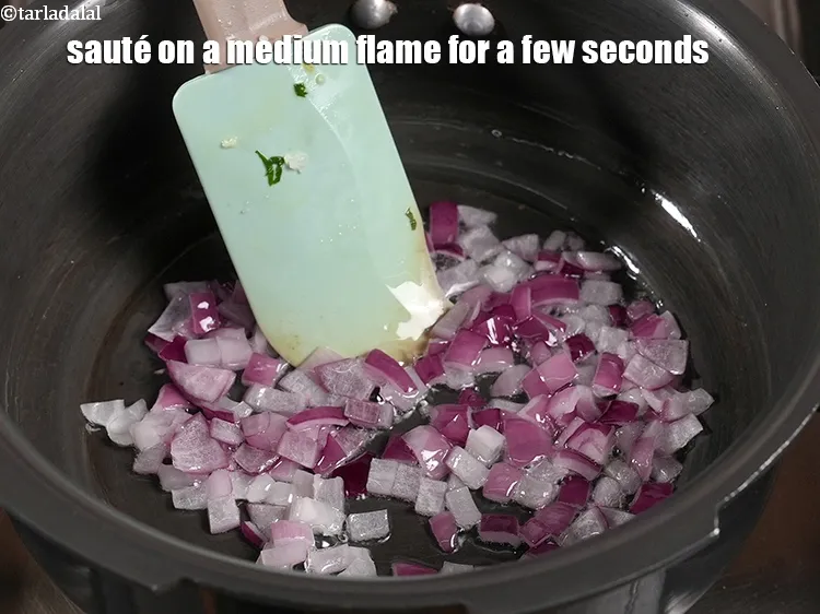 Step 5 – <p>Sauté on a medium flame for a few seconds.</p>