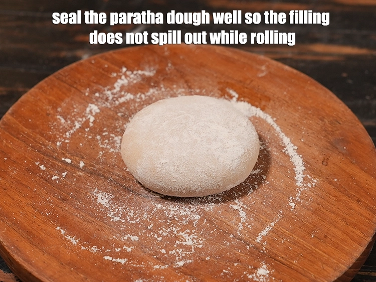 Step 55 – <p><span style="background-color:rgb(255,255,255);color:rgb(0,0,0);">Seal the paratha dough well so the filling does not spill out while rolling.</span></p>