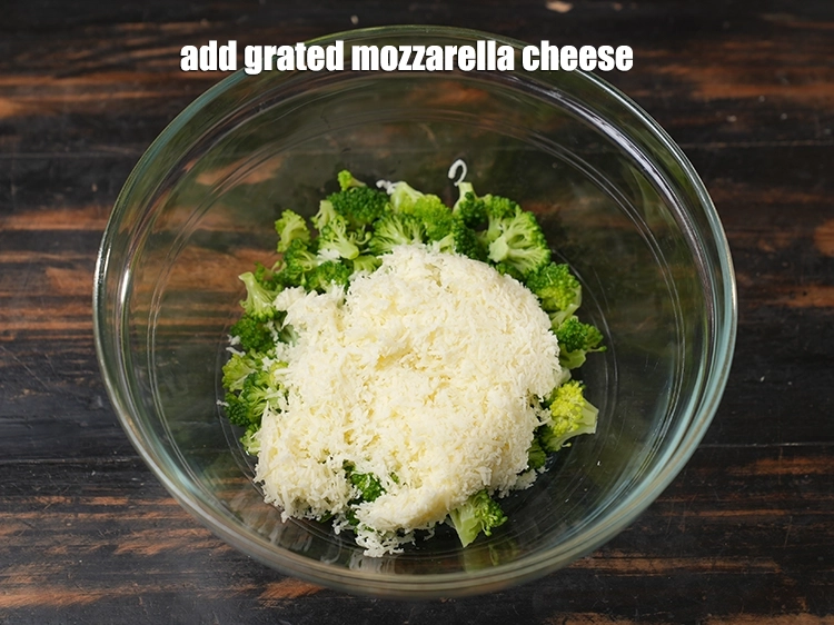 Step 4 – <p>Add <span style="background-color:rgb(255,255,255);color:rgb(0,0,0);">1/2 cup </span><a href="https://www.tarladalal.com/glossary-mozzarella-cheese-311i#ing_3097"><u>grated mozzarella cheese</u></a><u>.</u></p>