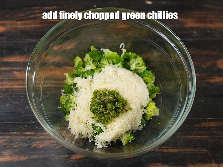 Step 5 – <p><span style="background-color:rgb(255,255,255);color:rgb(0,0,0);">2 tsp finely </span><a href="https://www.tarladalal.com/glossary-green-chillies-hari-mirch-331i#ing_2388"><u>chopped green chillies</u></a><u>.</u></p>