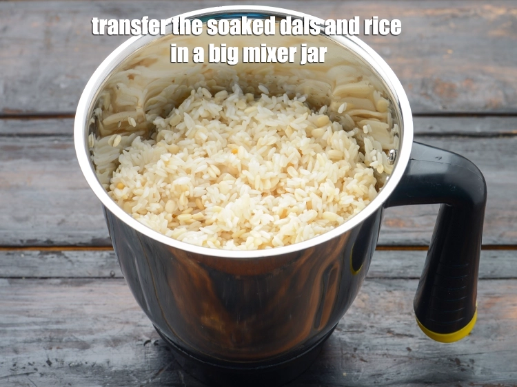 Step 7 – <p><span style="background-color:rgb(255,255,255);color:rgb(0,0,0);">Transfer the soaked dals and rice in a big mixer jar.</span></p>