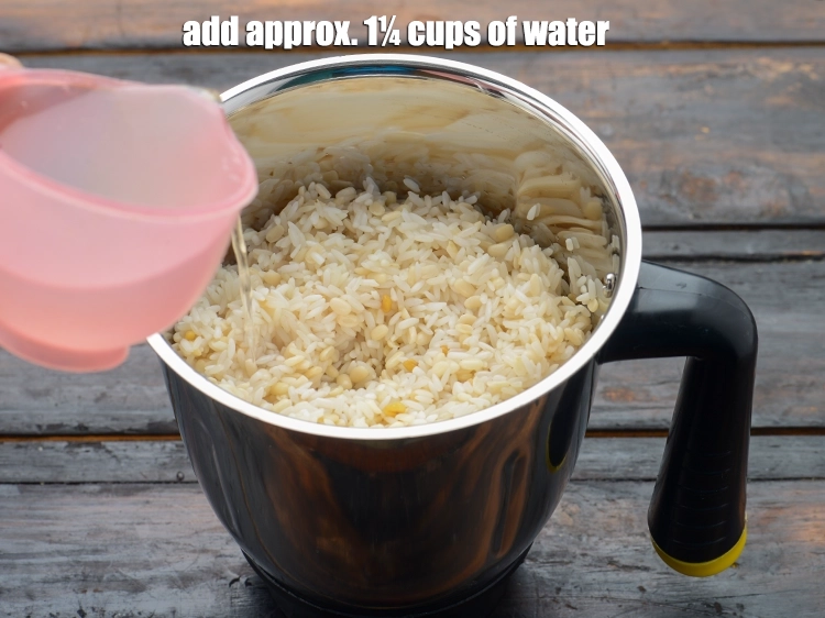 Step 8 – <p><span style="background-color:rgb(255,255,255);color:rgb(0,0,0);">Add 1¼ cups of water.</span></p>