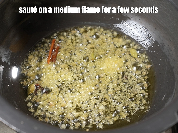 Step 8 – <p><span style="background-color:rgb(255,255,255);color:rgb(0,0,0);">Sauté on a medium flame for a few seconds.</span></p>