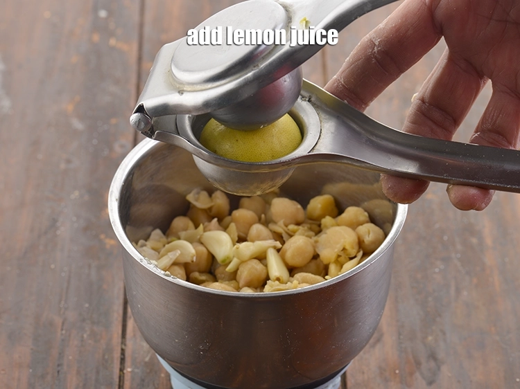 Step 19 – <p>Add <span style="background-color:rgb(255,255,255);color:rgb(0,0,0);">2 tsp </span><a href="https://www.tarladalal.com/glossary-lemon-nimbu-428i#ing_2754"><u>lemon juice</u></a><u>.</u></p>