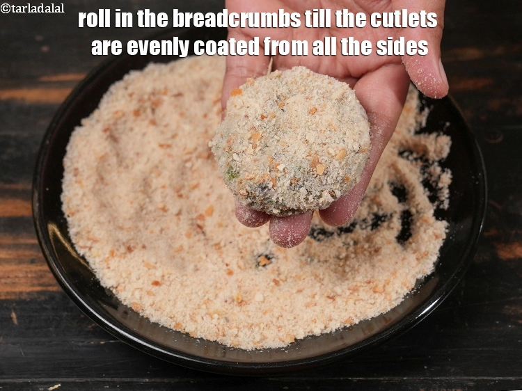 Step 12 – <p><span style="background-color:rgb(255,255,255);color:rgb(0,0,0);">Roll in the breadcrumbs till the cutlets are evenly coated from all the sides.</span></p>