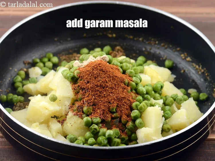 Step 18 – <p>Add <span style="background-color:rgb(255,255,255);color:rgb(0,0,0);">1 tsp </span><a href="https://www.tarladalal.com/glossary-garam-masala-296i"><u>garam masala</u></a><u>.</u></p>