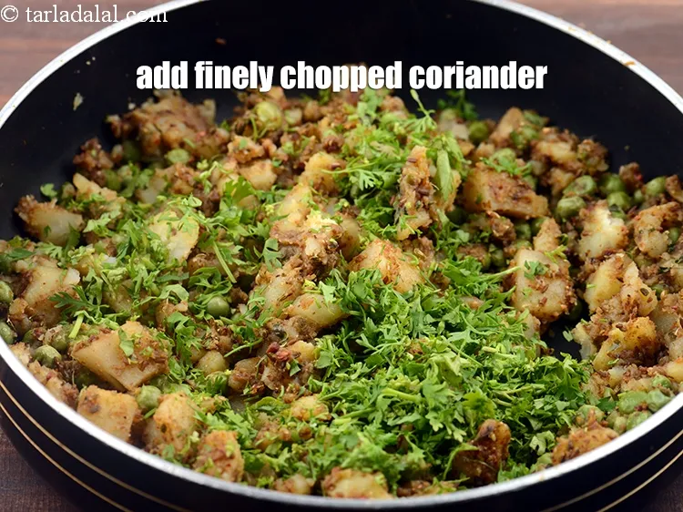 Step 20 – <p>Add <span style="background-color:rgb(255,255,255);color:rgb(0,0,0);">1 tbsp </span><a href="https://www.tarladalal.com/glossary-coriander-dhania-kothmir-369i#ing_2365"><u>chopped coriander (dhania)</u></a><u>.</u></p>