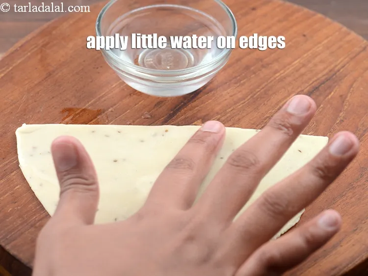 Step 26 – <p><span style="background-color:rgb(255,255,255);color:rgb(0,0,0);">Apply little water on the edges.</span></p>