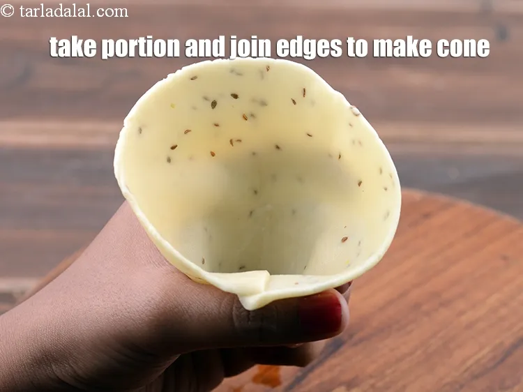 Step 27 – <p><span style="background-color:rgb(255,255,255);color:rgb(0,0,0);">Take a portion and join the edges to make a cone.</span></p>