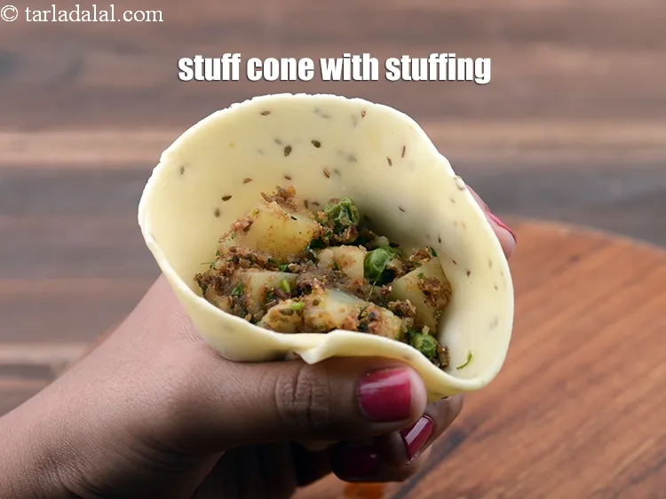 Step 28 – <p><span style="background-color:rgb(255,255,255);color:rgb(0,0,0);">Stuff the cone with approx. 3 tbsp of the stuffing.</span></p>