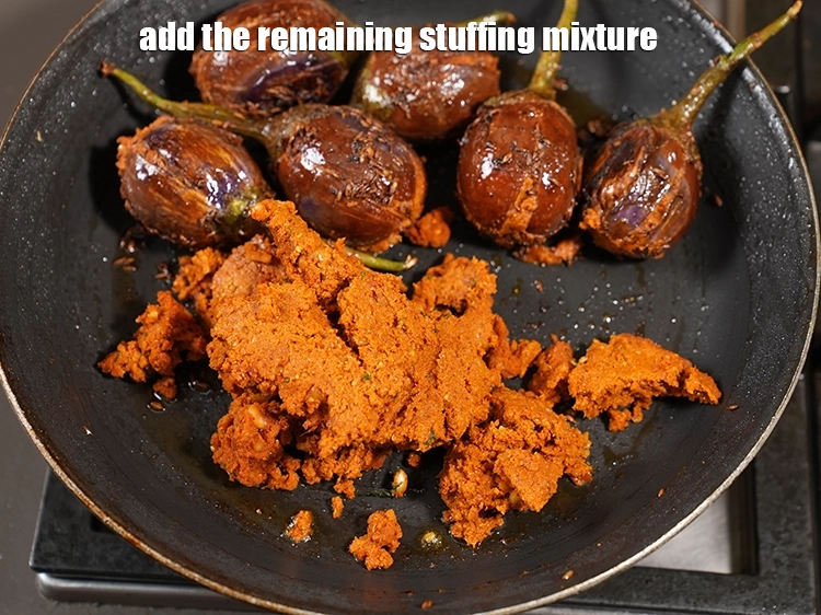 Step 44 – <p><span style="background-color:rgb(255,255,255);color:rgb(0,0,0);">Lower the flame add the remaining stuffing masala.</span></p>