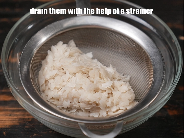 Step 9 – <p><span style="background-color:rgb(255,255,255);color:rgb(0,0,0);">Drain them with the help of a strainer.</span></p>