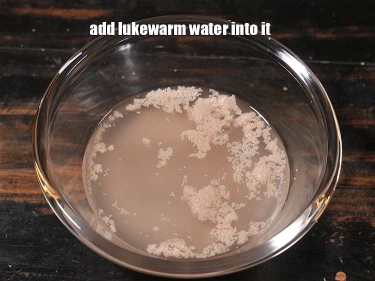 Step 3 – <p><span style="background-color:rgb(255,255,255);color:rgb(0,0,0);">Add 2 tbsp of <strong>lukewarm water</strong>.</span></p>