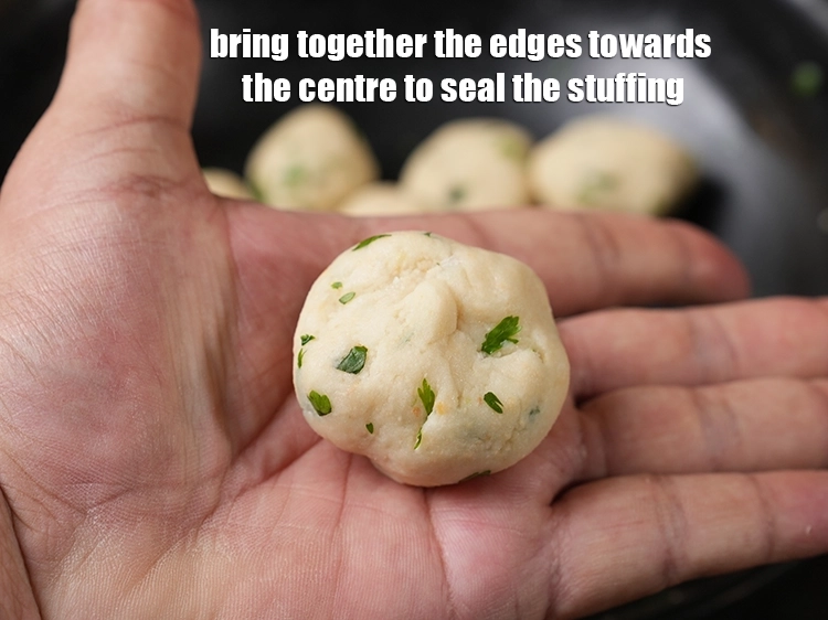 Step 16 – <p><span style="background-color:rgb(255,255,255);color:rgb(0,0,0);">Bring together the edges towards the centre to seal the stuffing.</span></p>