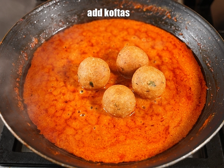 Step 37 – <p><span style="background-color:rgb(255,255,255);color:rgb(0,0,0);">Add the <strong>koftas.</strong></span></p>
