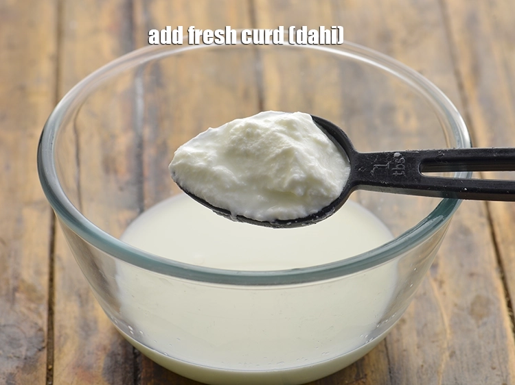 Step 3 – <p>Add the <span style="background-color:rgb(255,255,255);color:rgb(0,0,0);">2 tbsp fresh </span><a href="https://www.tarladalal.com/glossary-curd-dahi-yogurt-yoghurt-383i"><u>curd (dahi)</u></a>.</p>