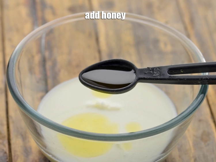 Step 6 – <p>Add the <span style="background-color:rgb(255,255,255);color:rgb(0,0,0);">1/2 tsp </span><a href="https://www.tarladalal.com/glossary-honey-467i"><u>honey</u></a>.</p>