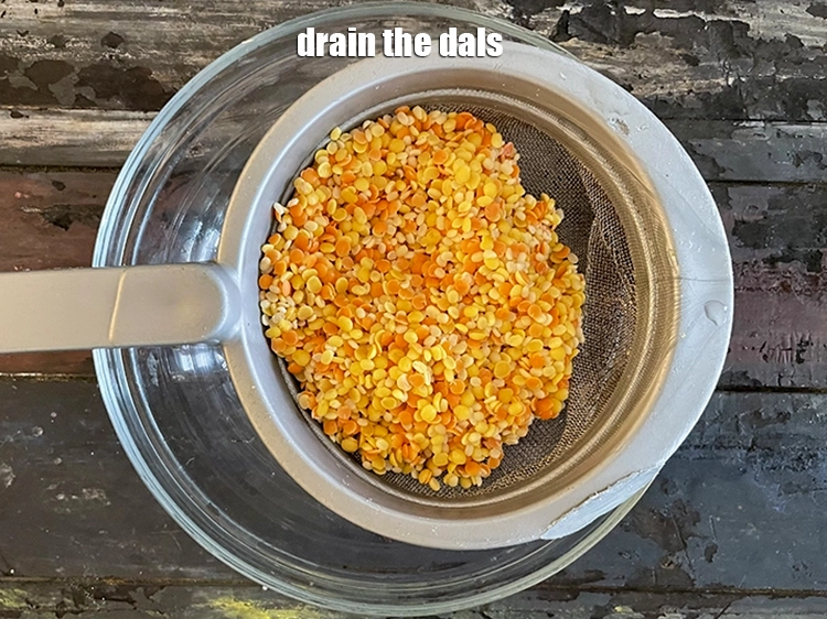 Step 7 – <p><span style="background-color:rgb(255,255,255);color:rgb(0,0,0);">Drain the dals.</span></p>