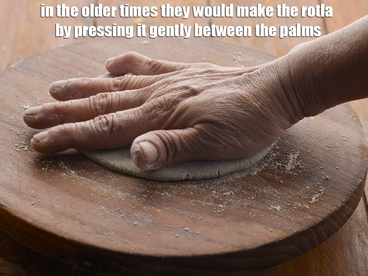 Step 14 – <p>In the older times they would make the <strong>rotla</strong> by&nbsp;pressing it gently between the palms …