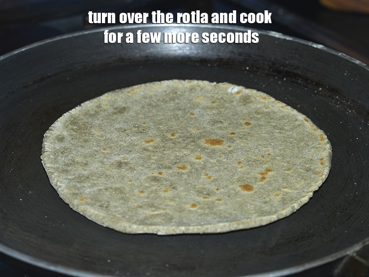 Step 16 – <p>Turn over the <strong>rotla</strong> and cook for a few more seconds.</p>