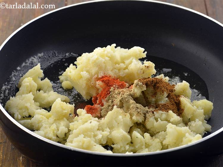 Step 6 – <p>Add the <span style="background-color:rgb(255,255,255);color:rgb(0,0,0);">1/2 tsp </span><a href="https://www.tarladalal.com/glossary-chaat-masala-300i"><u>chaat masala</u></a><u> and </u><span style="background-color:rgb(255,255,255);color:rgb(0,0,0);">1 tsp </span><a href="https://www.tarladalal.com/glossary-garam-masala-296i"><u>garam masala</u></a>. …