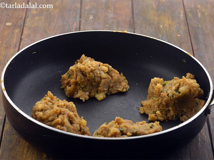 Step 43 – <p>Divide the stuffing into 4 equal portions</p>