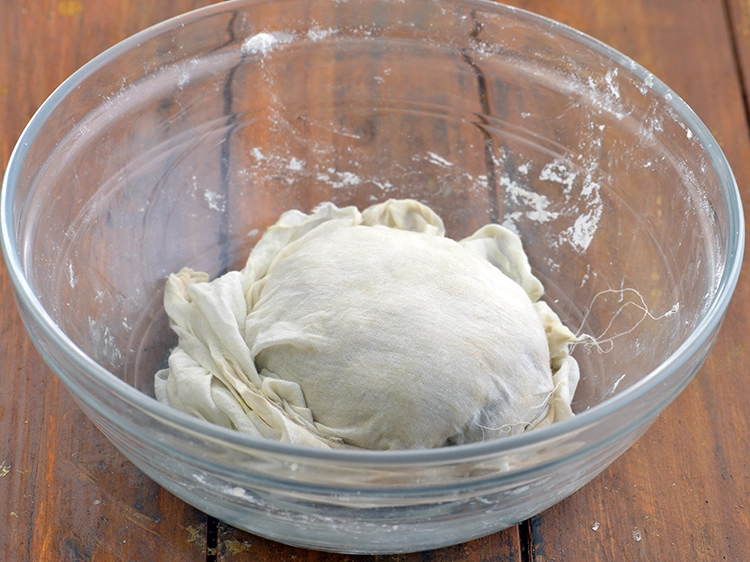 Step 36 – <p><span style="background-color:rgb(255,255,255);color:rgb(0,0,0);">Cover the dough with a wet muslin cloth and keep aside for 10 minutes.</span></p>