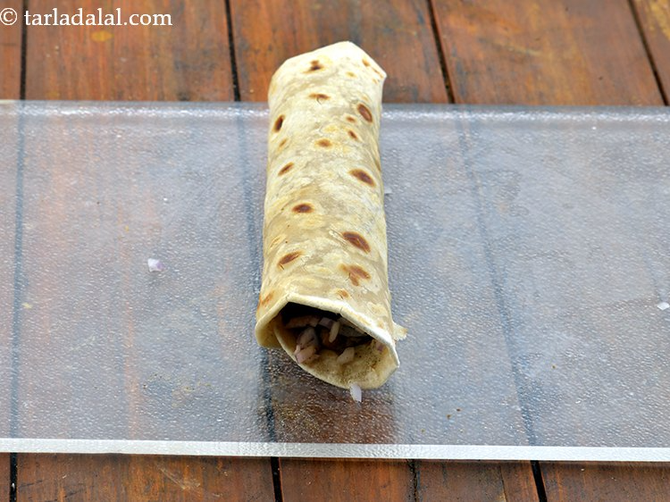 Step 31 – <p>Repeat the steps with the remaining ingredients to make 3 more<strong>&nbsp;Veg Frankie.</strong></p>