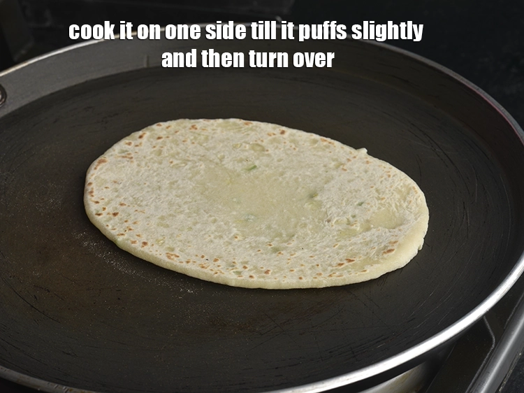 Step 17 – <p><span style="background-color:rgb(255,255,255);color:rgb(0,0,0);">Cook it on one side till it puffs slightly and then turn over.</span></p>