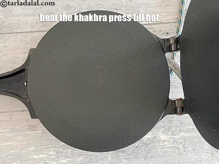 Step 40 – <html><head><meta charset="UTF-8"> </head><body><p>Heat the&nbsp;<strong>khakhra</strong>&nbsp;press till hot. But make sure it is not red hot. Grease …