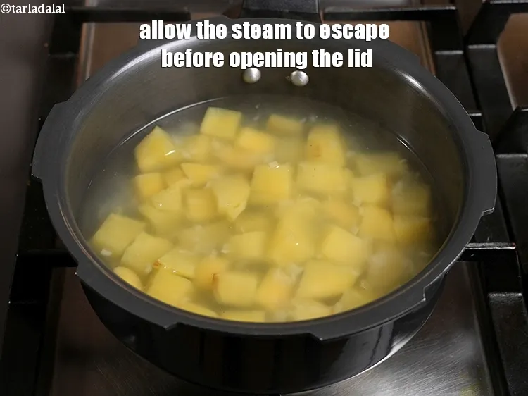 Step 7 – <p>Allow the steam to escape before opening the lid.</p>