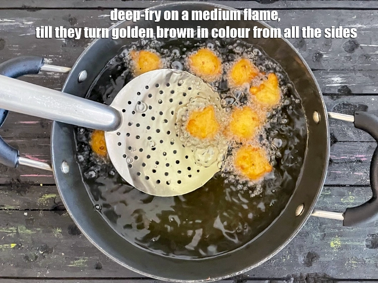 Step 9 – <p><span style="background-color:rgb(255,255,255);color:rgb(0,0,0);">Dip a few bananas slices in the prepared batter and drop it in hot …