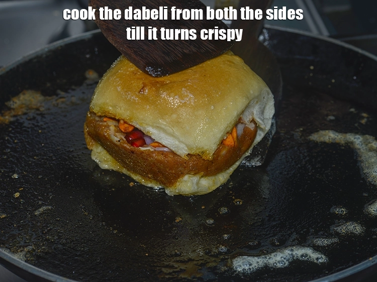 Step 8 – <p><span style="background-color:rgb(255,255,255);color:rgb(0,0,0);">Cook the <strong>dabeli</strong> from both the sides till it turns crispy.</span></p>