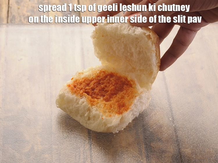 Step 18 – <p>Spread 1 tsp of geeli <a href="https://www.tarladalal.com/lahsun-ki-chutney-lehsun-chutney-3902r"><u>lehsun ki chutney</u></a> on the inside upper inner side …