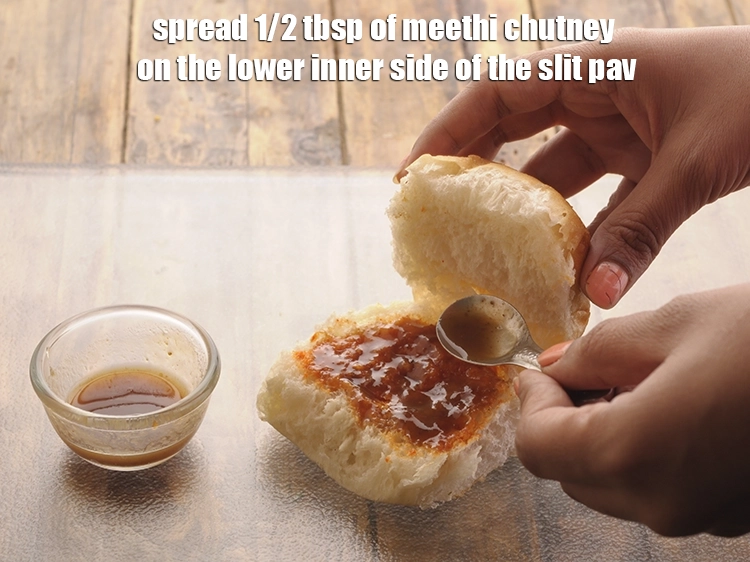 Step 19 – <p>Spread 1/2 tbsp of <a href="https://www.tarladalal.com/khajur-imli-ki-chutney-sweet-tamarind-chutney-2796r"><u>sweet chutney</u></a> on the lower inner side of the slit …